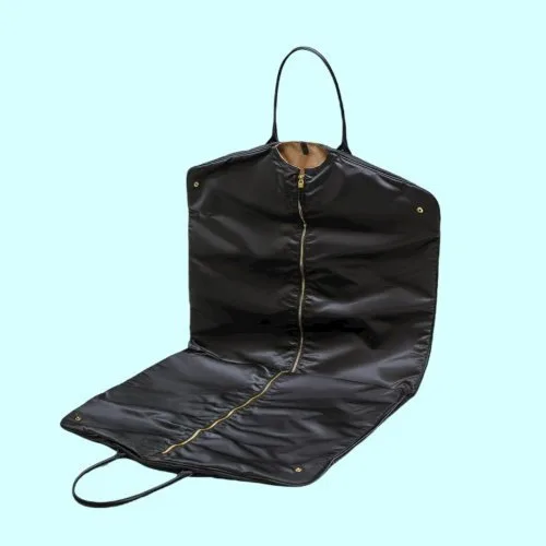 Hanging garment bag with zipper