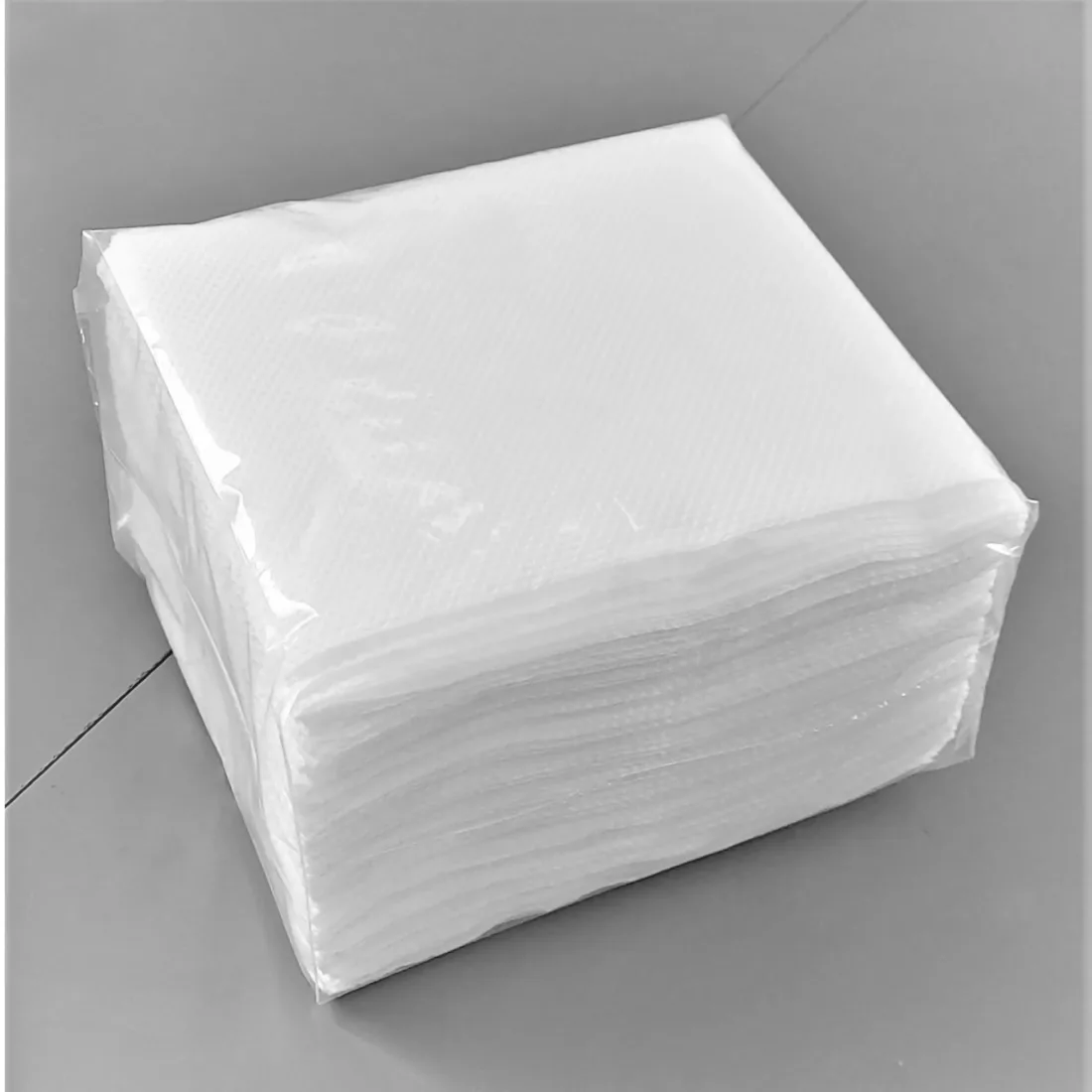 White disposable paper napkins in 16 gsm virgin pulp tissue