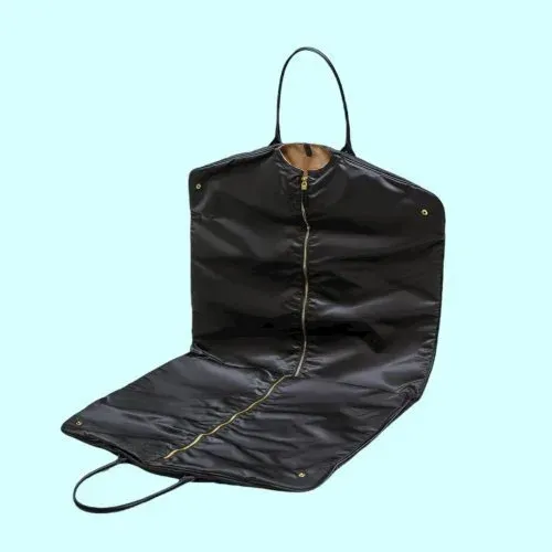 Hanging garment bag with zipper